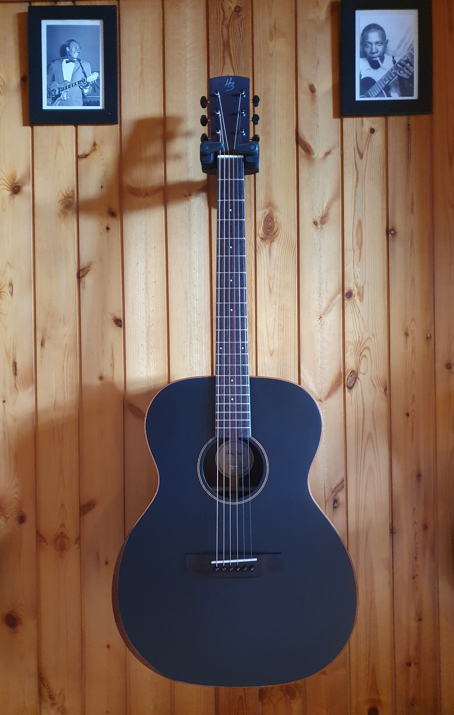 Chitarra acustica Harley Benton CLO-70ASR SBK AllSolid, vista frontale completa del corpo e manico su sfondo di perline di legno