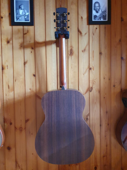 Vista posteriore della chitarra Harley Benton CLO-70ASR SBK, mostrando il legno del fondo e delle fasce con finitura satinata e la parte posteriore del manico