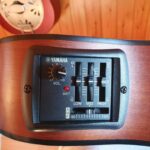 Dettaglio del preamplificatore originale Yamaha APX-3 con equalizzatore a tre bande